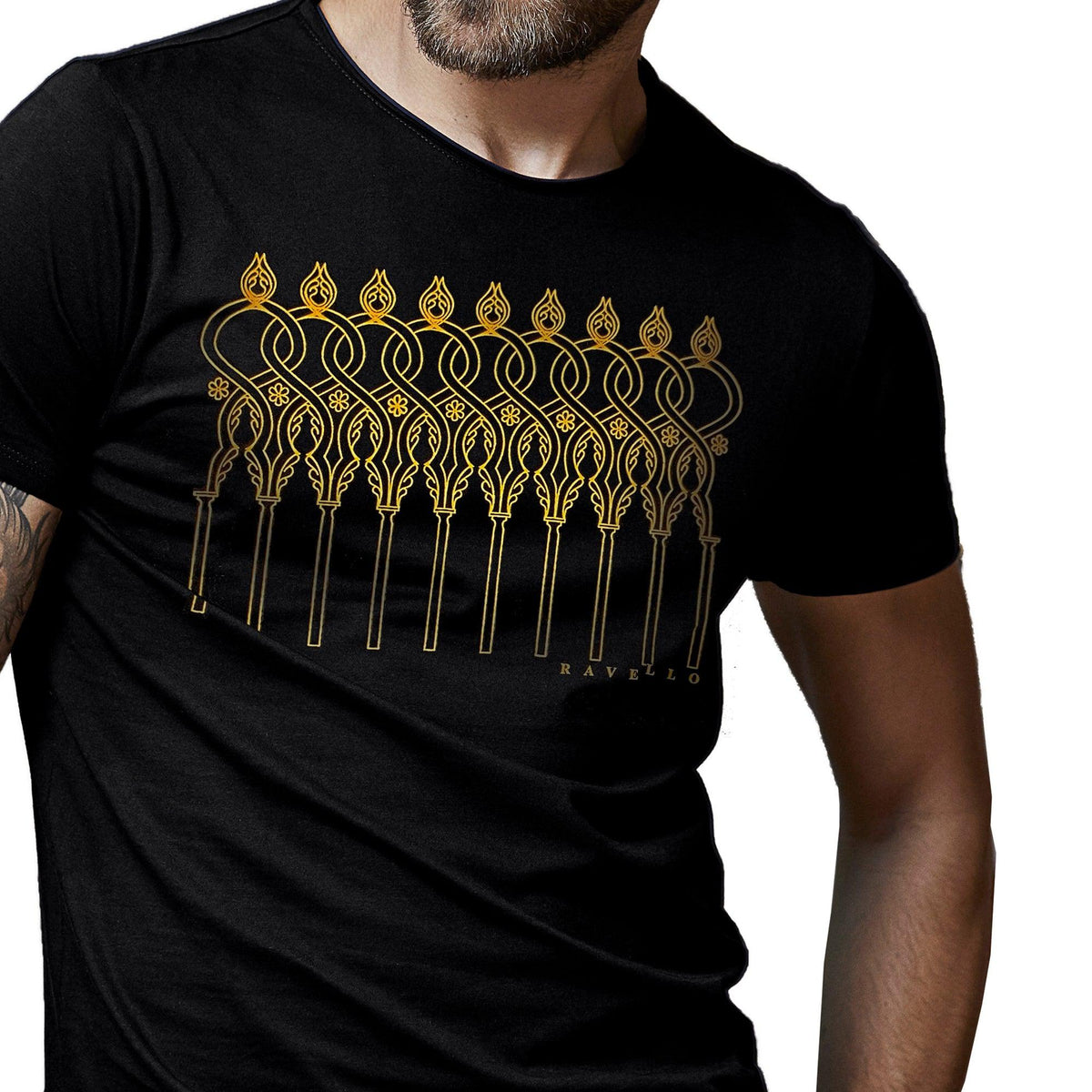 Dettaglio della T-shirt nera da uomo indossata, con archi intrecciati dorati e scritta «Ravello».
