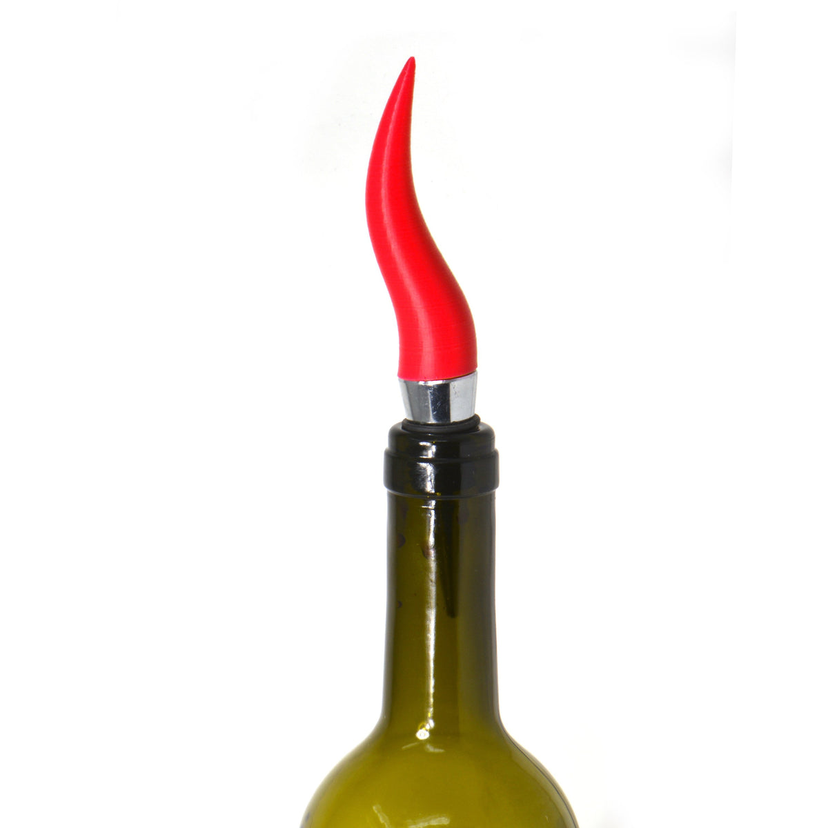 Dettaglio del tappo a corno napoletano rosso inserito nel collo di una bottiglia, su fondo bianco.