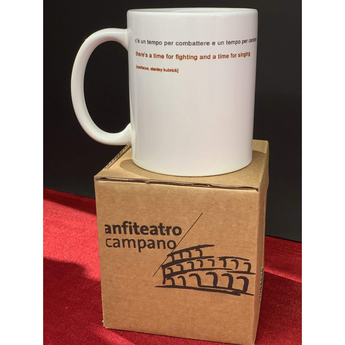 Tazza Combattente con citazione in italiano e inglese, appoggiata sulla scatola