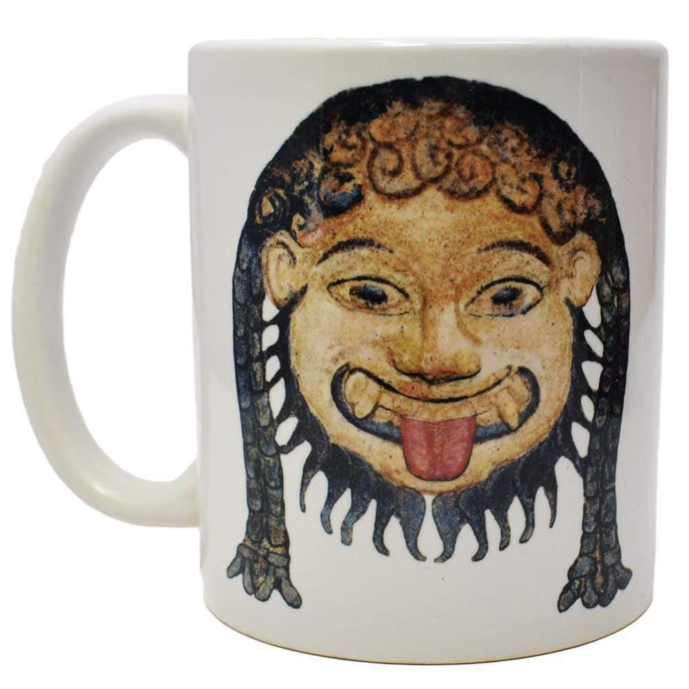 Tazza bianca in ceramica con volto di Gorgone e lingua rossa, su fondo bianco